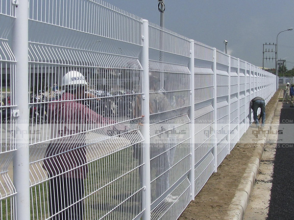 So sánh Hàng Rào Lưới Thép Hàn với các loại hàng rào khác
