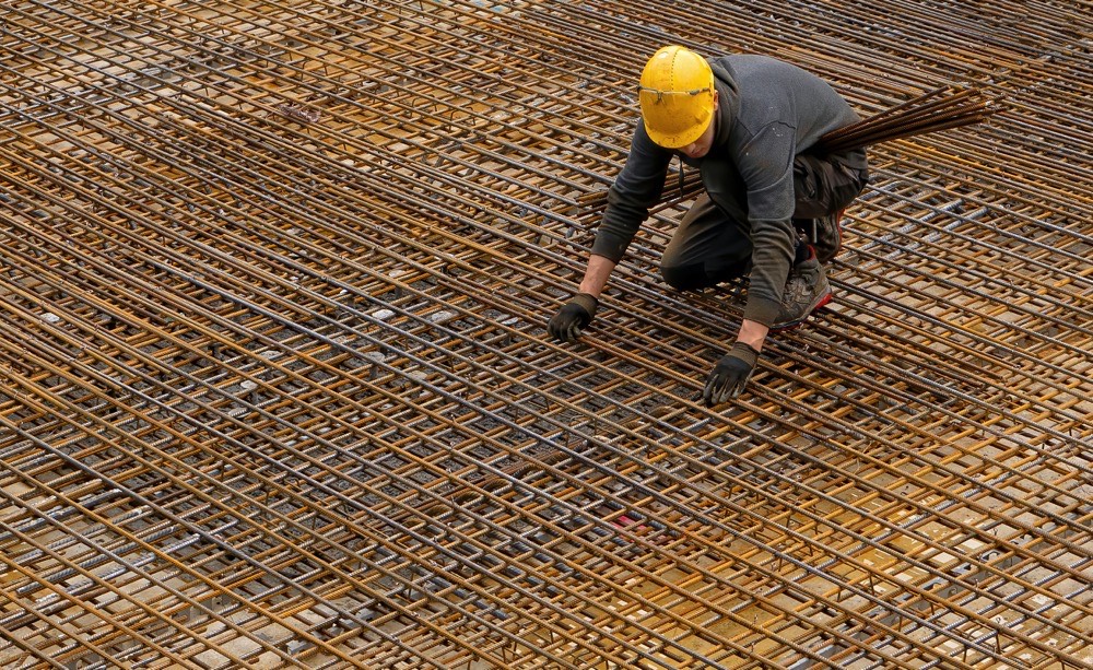 worker on steel welded wire mesh 
